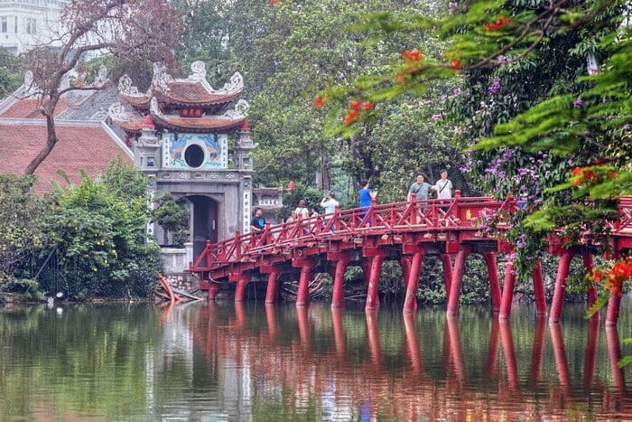 El puente Huc: el icónico puente rojo de Hanoi hacia la serenidad